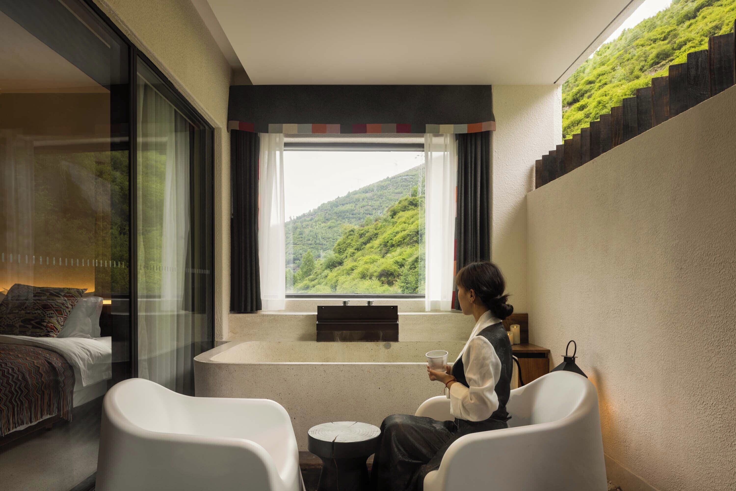 Romantisches Doppelzimmer, Bergblick | Minibar, Schreibtisch, laptopgeeigneter Arbeitsplatz