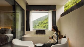 Romantisk dobbeltrom, fjellutsikt | Minibar, skrivebord, skrivebord for bærbar PC og blendingsgardiner