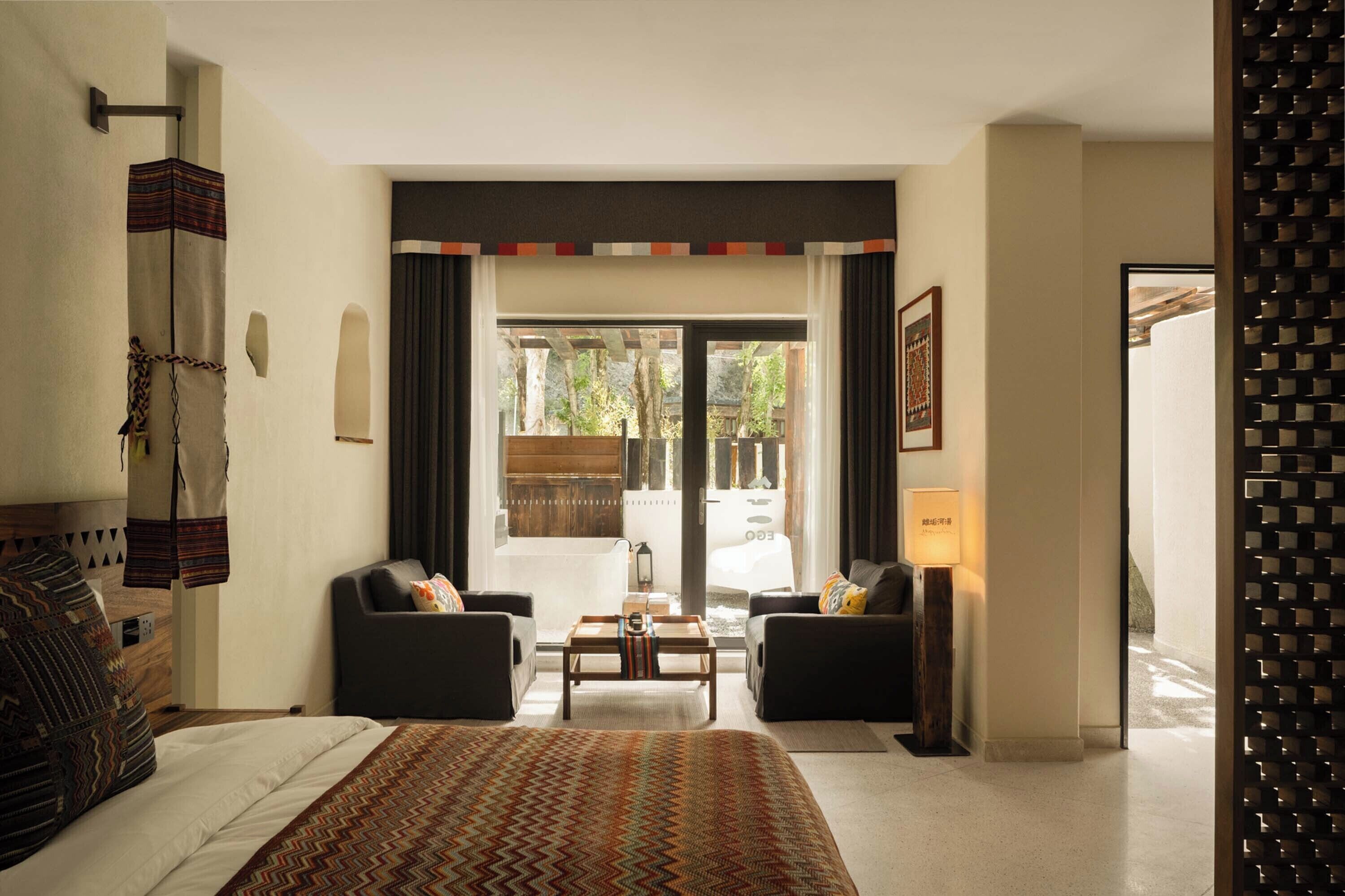 Deluxe-Doppelzimmer, Bergblick | Minibar, Schreibtisch, laptopgeeigneter Arbeitsplatz