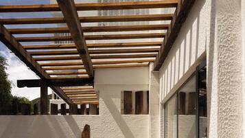 Luksus-dobbeltrom, fjellutsikt | Minibar, skrivebord, skrivebord for bærbar PC og blendingsgardiner