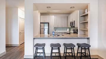 Een magnetron, een oven, een kookplaat, een vaatwasser