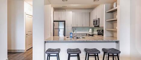 Four Ă micro-ondes, un four, surface de cuisson, lave-vaisselle