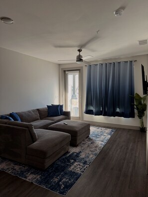 Smart TV - Cozy Top Floor Couples Retreat (Plano)