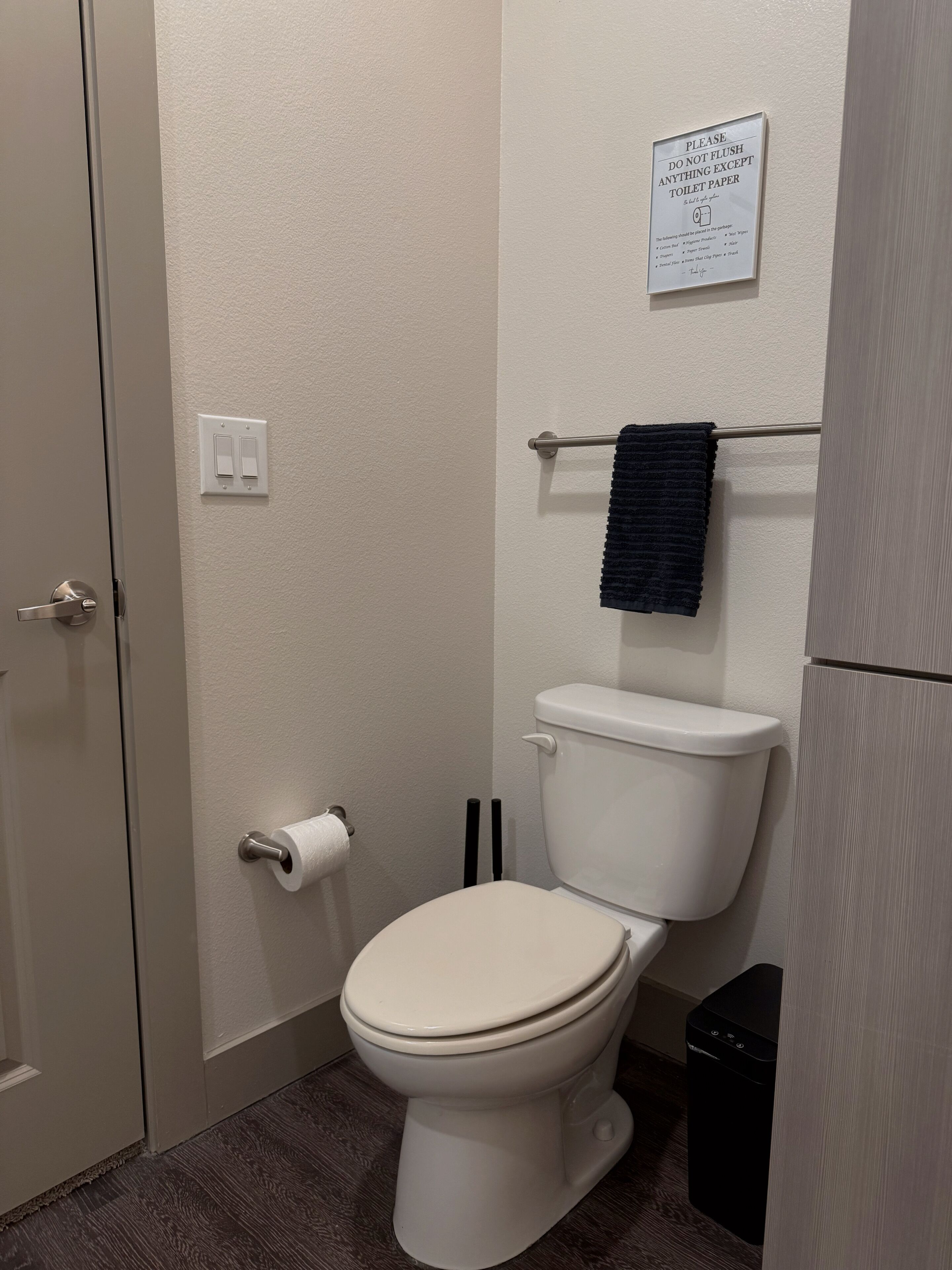 Secadora de cabello, toallas, jabón, papel de baño 