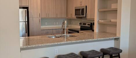 Mikroaaltouuni, uuni, liesi, astianpesukone