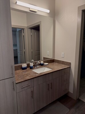 Hair dryer, towels, soap, toilet paper - Cozy top floor stay in Carrollton (Plano)