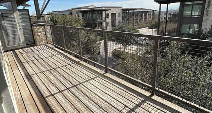 Cozy Top Floor Couples Retreat