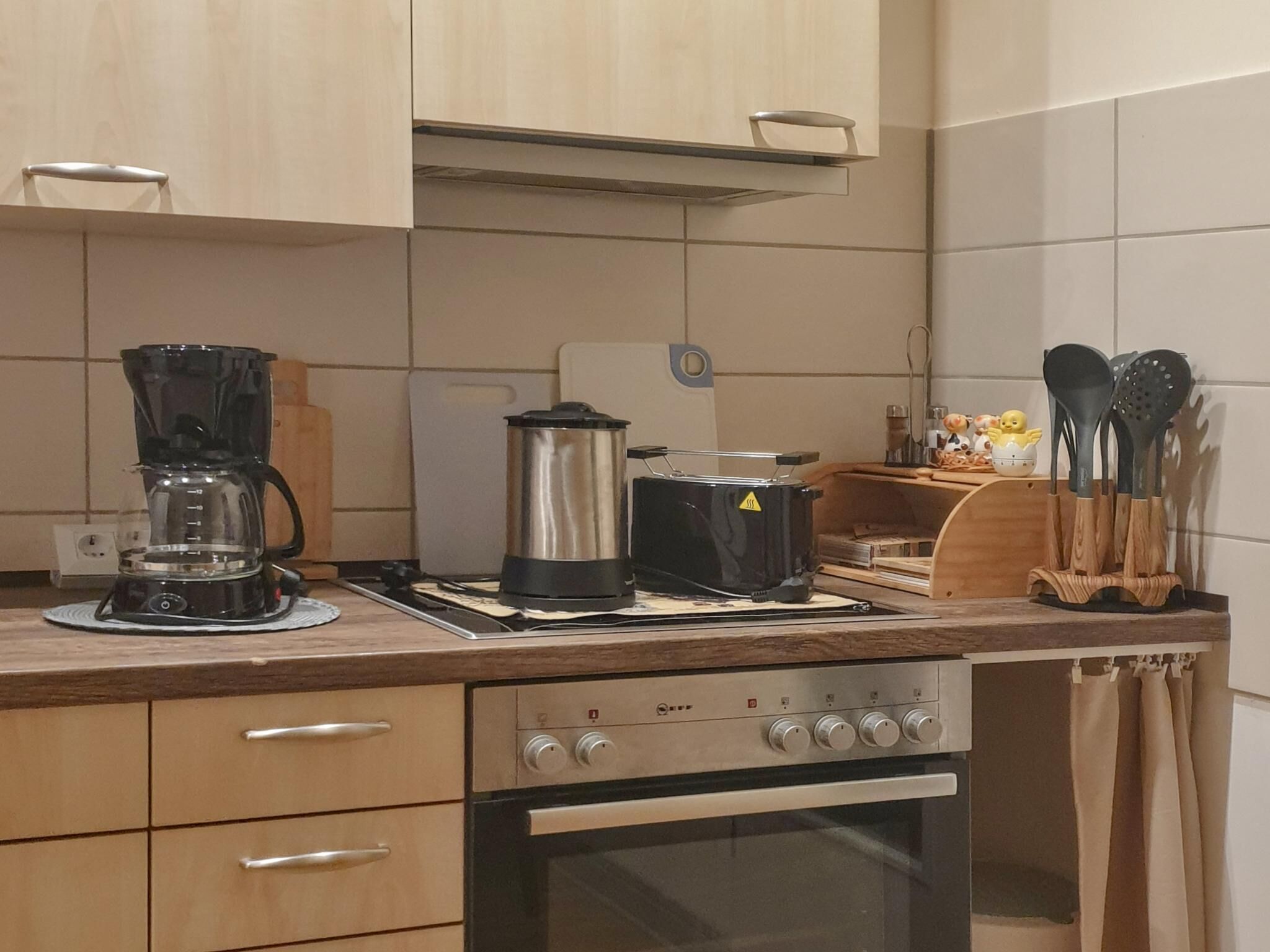 Mikrowelle, Ofen, Herdplatte, Wasserkocher mit Kaffee-/Teezubehör