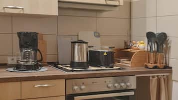 Mikrowelle, Ofen, Herdplatte, Wasserkocher mit Kaffee-/Teezubehör