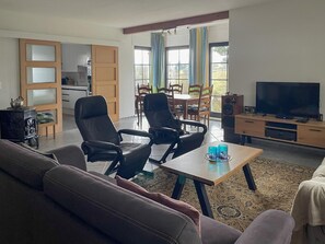 TV, DVD player - Detached villa with surrounding garden (Hallschlag)