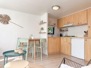 Fridge, stovetop, coffee/tea maker, high chair - Cosy chalet with sheltered garden and veranda (Heinkenszand)