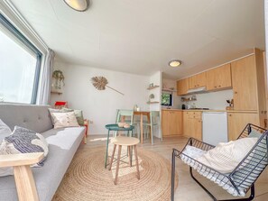 Living area - Cosy chalet with sheltered garden and veranda (Heinkenszand)