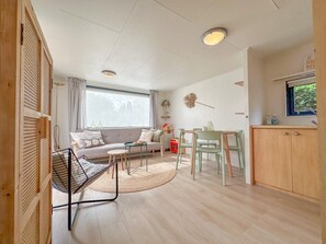 Living area - Cosy chalet with sheltered garden and veranda (Heinkenszand)