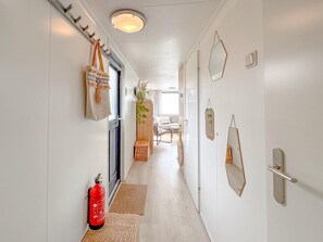 Interior - Cosy chalet with sheltered garden and veranda (Heinkenszand)