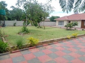 Property grounds - The Oassis is a home away from home. Close to  Airport, CBD  and Local shops (Queens Park West, Bulawayo)