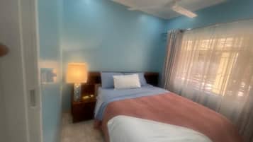 3 makuuhuonetta, työpöytä, silitysrauta/-lauta, ilmainen Wi-Fi