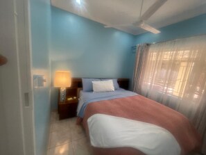 3 makuuhuonetta, työpöytä, silitysrauta/-lauta, ilmainen Wi-Fi