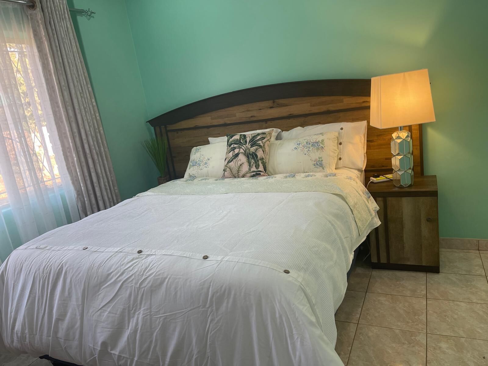 3 soverom, skrivebord, strykejern/-brett og wi-fi (inkludert)