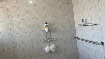 Pyyhkeet, saippua, vessapaperi