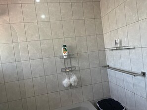 Pyyhkeet, saippua, vessapaperi