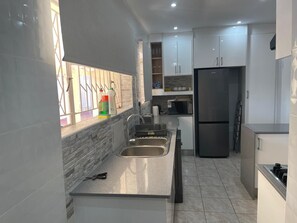 Frigorífico, microondas, horno y placa de cocina