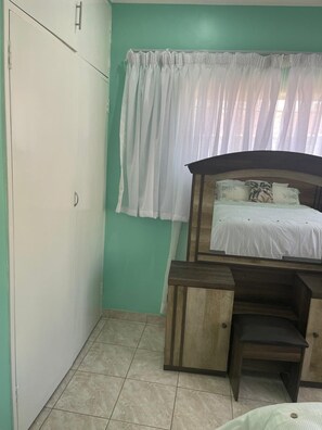 3 bedrooms, desk, iron/ironing board, free WiFi - The Oassis is a home away from home. Close to  Airport, CBD  and Local shops (Queens Park West, Bulawayo)