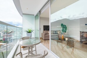 Departamento Deluxe, vista a la colina | Terraza o patio