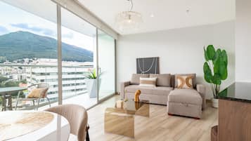 Deluxe Apartment, Hill View | Living area