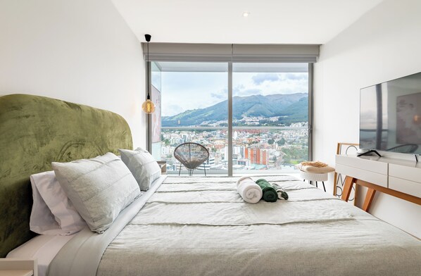 Deluxe Apartment, Hill View | Blackout drapes, free WiFi, bed sheets - Edificio One by Host Ecuador (Quito)