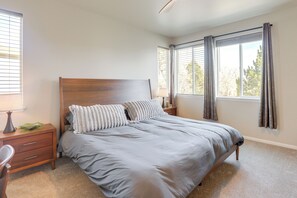 3 slaapkamers, een bureau, een strijkplank/strijkijzer, reisbedje