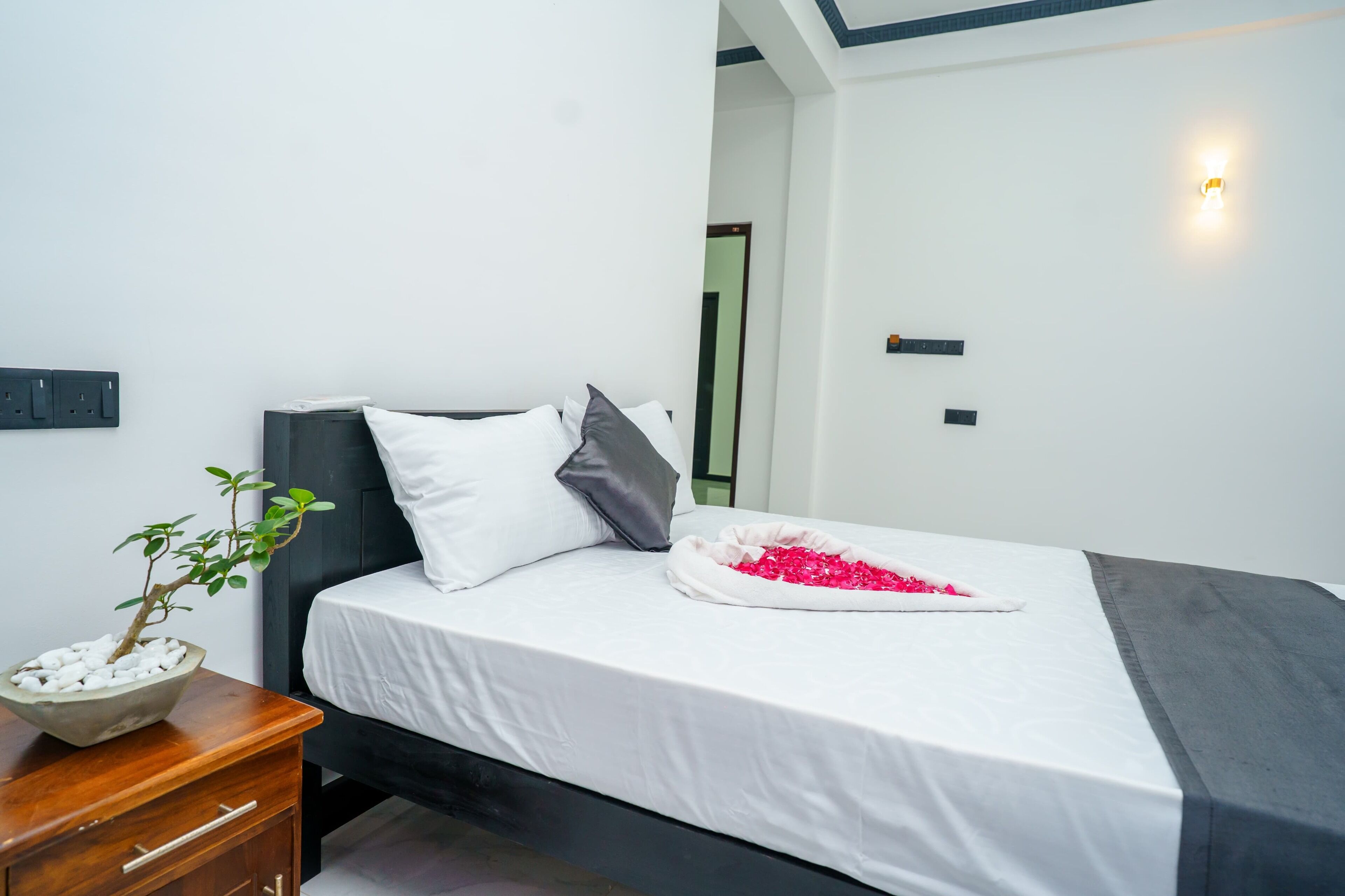 Deluxe Double Room, 1 Queen Bed, Non Smoking, Garden View