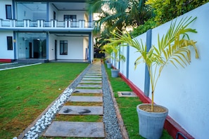 Garden - Nilaveli Royal Paradise (Nilaveli)