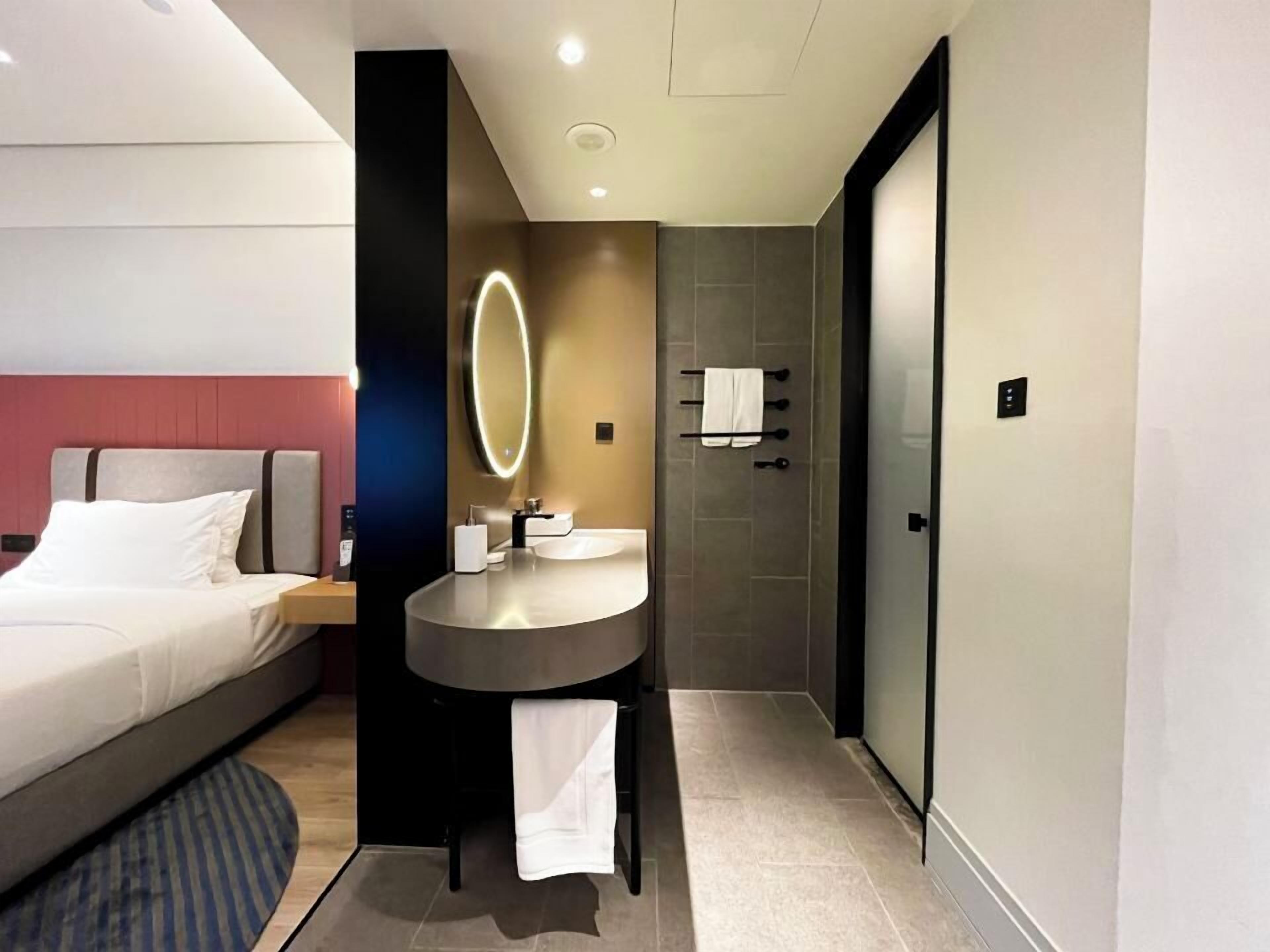 Luxury Double Room, 2 Single Beds | Desk, free WiFi