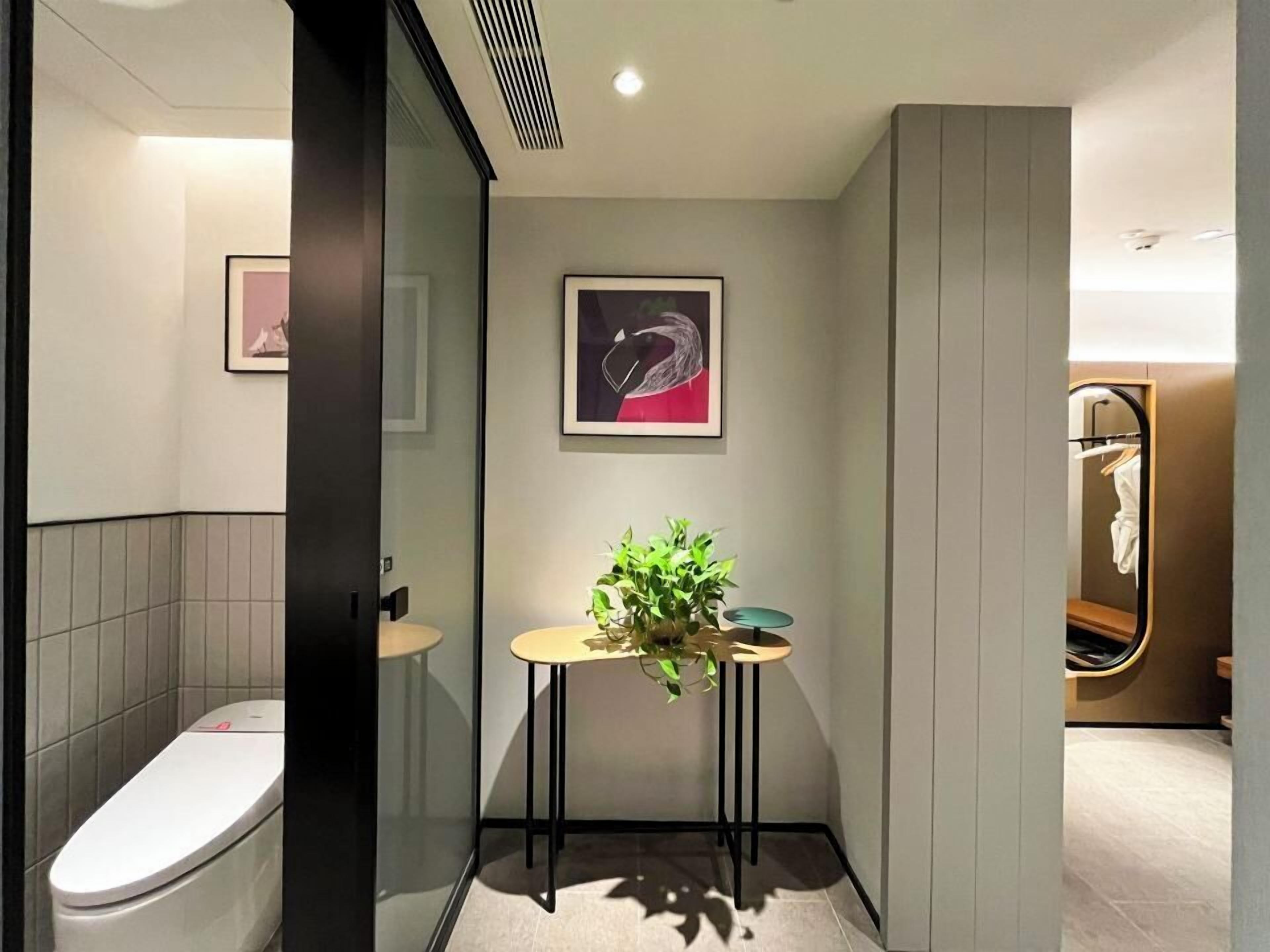 Douche, articles de toilette gratuits, sèche-cheveux, chaussons