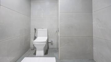 Ducha, artículos de higiene personal gratuitos, zapatillas y jabón