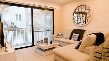 Familienapartment, Mehrere Schlafzimmer (Valley Mist Apart NB 1 Xlendi Gozo) | Wohnbereich | 21-Zoll-Fernseher mit Digitalempfang