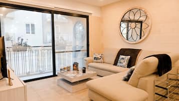Apartamento família, vários quartos (Xlendi bay wonderfull 3 bdr apart) | Área de estar | TV 21 polegadas com canais digitais