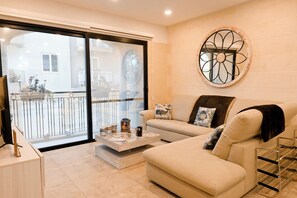 Apartamento familiar, varias habitaciones (Xlendi bay wonderfull 3 bdr apart) | Zona de estar | Televisión de 21 pulgadas con canales digitales
