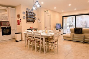 Family Apartment, Multiple Bedrooms (Xlendi bay wonderfull 3 bdr apart) | Dining