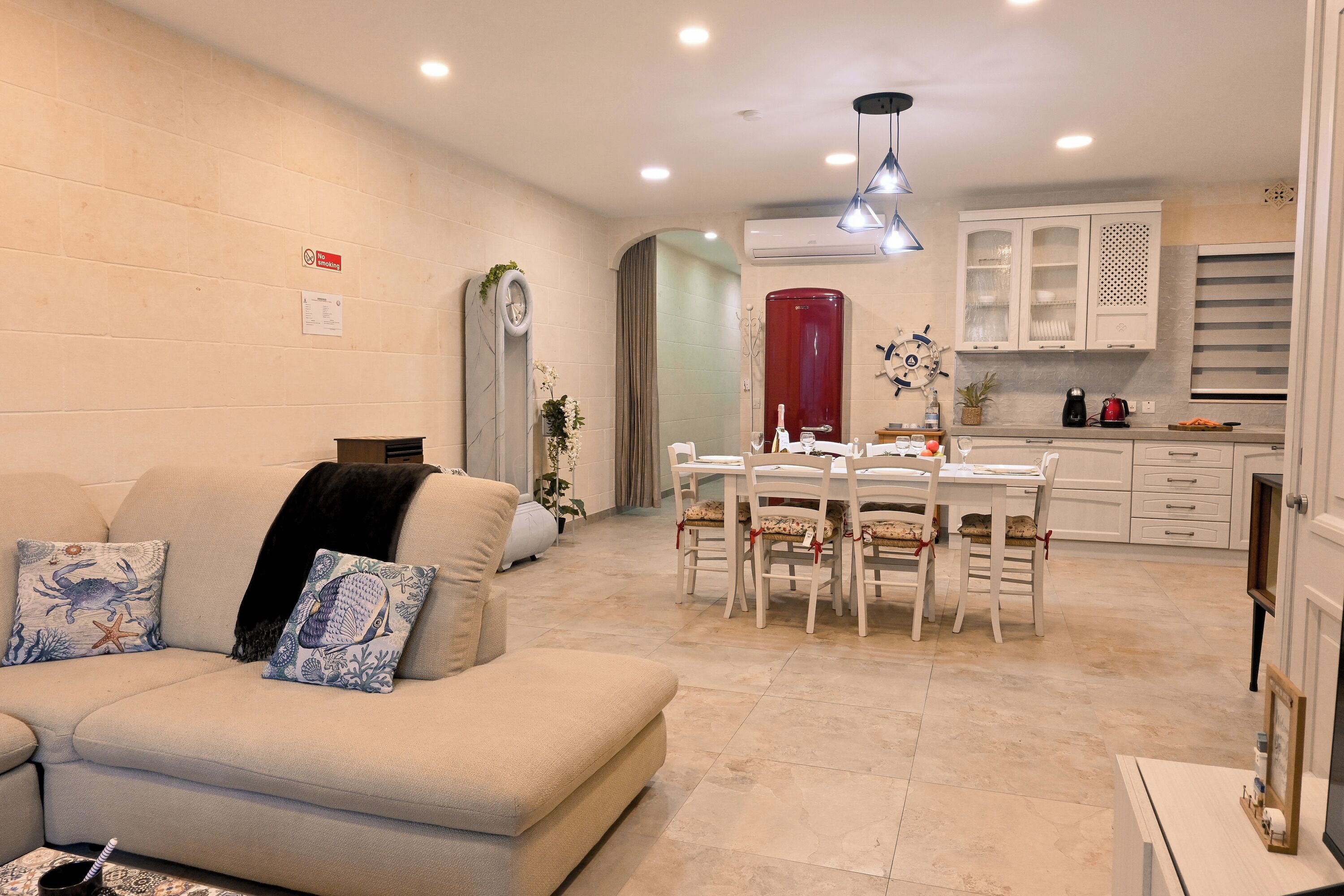 Apartamento família, vários quartos (Xlendi bay wonderfull 3 bdr apart) | Área de estar | TV 21 polegadas com canais digitais