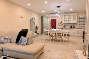 家庭公寓, 多间卧室 (Xlendi bay wonderfull 3 bdr apart) | 起居区 | 21-英寸电视（配备数码频道）