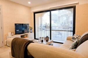 Apartamento familiar, varias habitaciones (Xlendi bay wonderfull 3 bdr apart) | Zona de estar | Televisión de 21 pulgadas con canales digitales