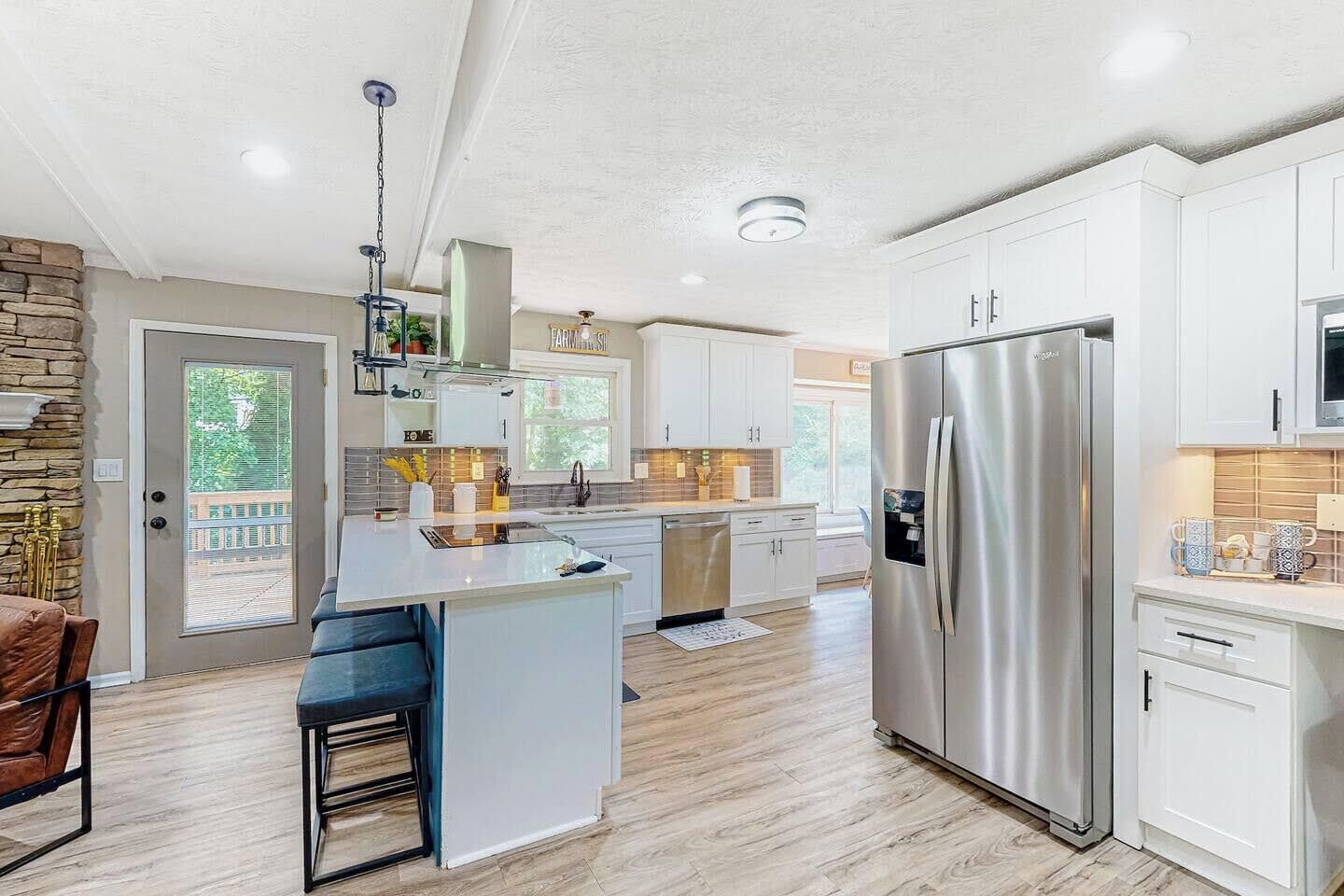 Four à micro-ondes, un four, surface de cuisson, lave-vaisselle