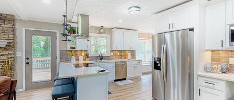 Microondas, horno, parrilla de estufa y lavavajillas