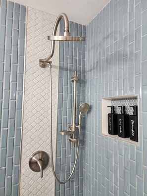 Dusche, Haartrockner, Handtücher, Seife