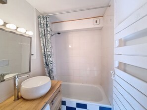 Bathroom - Okoume-Apartment-4pers-Proche center (Les Gets)