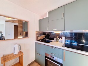 Fridge, oven, coffee/tea maker, electric kettle