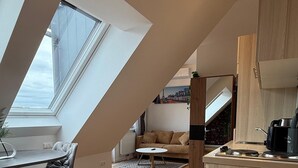 Un loft moderno con cocina, comedor y sala de estar.