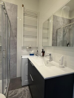 Appartement | Salle de bain | Douche, articles de toilette gratuits, sèche-cheveux