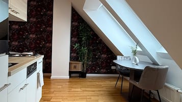 Basic-Apartment | Eigene Küche | Kühlschrank, Ofen, Herdplatte, Geschirrspüler